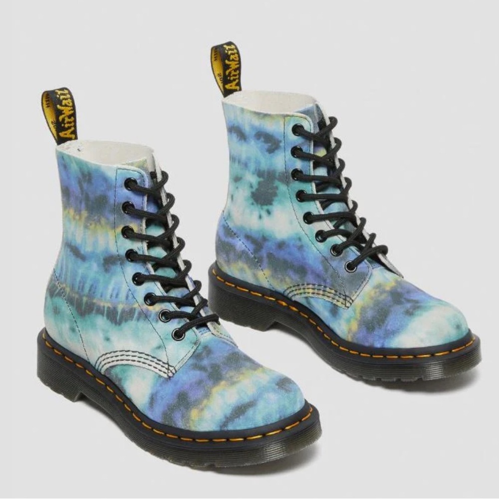NWT Dr. Martens 1460 Pascal Leather Lace Up Boot